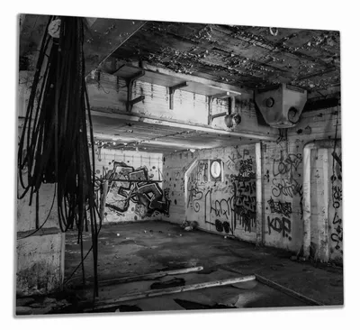 Produktbild von Wallario Herdabdeckplatte aus Glas, Größe 60 x 52 cm 1-teilig, Motiv Alte verlassene Fabrik in schwarz weiß mit Graffiti