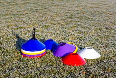 Produktbild von 50er-Set Markierungshütchen - 5 verschiedene Farben - Ideal für Fussballtrainings !