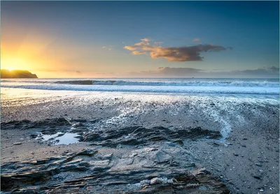 Produktbild von Wallario Fototapete Vliestapete, seidenmatte Oberfläche, einfache Verarbeitung, Größe 300 x 210 cm, Motiv Einsamer Strand in Cornwall  England