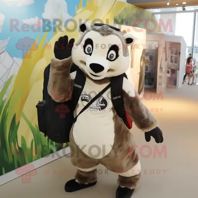 Imagen del producto de Personaje REDBROKOLY de disfraz de mascota Tan Badger vestido con una camiseta gráfica y bolsos de mensajero