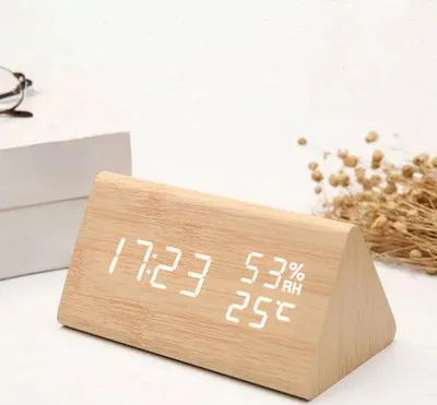 Produktbild von Holzwachstafel mit Lautstärkeregelung, Luftfeuchtigkeits-, Temperatur- und Datumsanzeige.