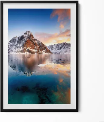 Produktbild von Schöne Landschaft aus Wasser und Bergen am Abend– Wandbild mit Rahmen – Gerahmtes Bild  – Wanddekoration – 70x100 cm –  Schwarz Rahmen