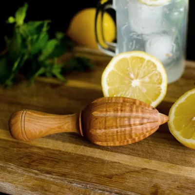 Produktbild von Zitruspresse aus Olivenholz spitz manuell 16 cm natur
