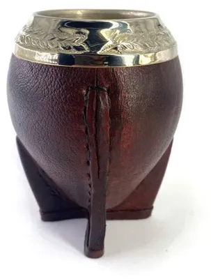 Immagine prodotto di YVY Maté – Set da mate con zucca "torpedo" in alpaca, capacità 200 ml – pelle color ocra, decorazioni intagliate a mano – artigianato proveniente dall'Uruguay