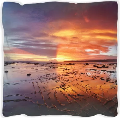 Produktbild von Wallario Premium Kissen, weiche Oberfläche, mit Motiv Wattwanderung am Meer bei Sonnenuntergang, Größe: 60 x 60 cm, mit weißer Rückseite