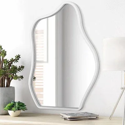 Immagine prodotto di Grande specchio da parete asimmetrico con cornice in legno e motivo a nuvole, elemento decorativo ideale per soggiorno, camera da letto, bagno e ingresso.