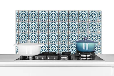 Produktbild von KitchenYeah®  Spritzschutz Küche - Küchenrückwand - Wandschutz für Herd und Spüle - Blau - Muster - Kacheln 100x50 - Alu-Dibond (Alternative zum Spritzschutz aus Glas) - Hitzebeständig - Herdspritzsch