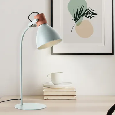 Produktbild von BRILLIANT moderne Tischleuchte Erena in hellgrün | schwenkbarer Kopf | Metall/Holz | 1x E27 max. 40 W |  Höhe 52cm