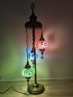 Immagine prodotto di Lampada da terra turca realizzata a mano con 3 sfere in vetro mosaico colorato, altezza 100 cm, attacco E-14, design unico.
