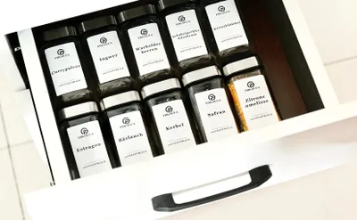 Obrázek produktu pro Sklenice na koření – 120 ml, obdélníkové, borosilikátové sklo – sada 12 ks – otočné víčko o 360° – otvory pro sypání ve víčku – včetně štítků – bílé