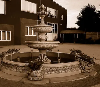 Produktbild von Casa Padrino Barock Garten Deko Springbrunnen Grau Ø 545 x H. 280 cm - Prunkvoller Gartenbrunnen im Barockstil - Stein Brunnen mit Umrandung - Barock Garten & Terrassen Deko Accessoires