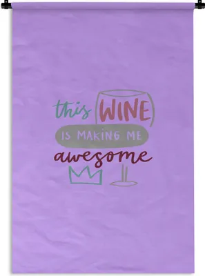 Produktbild von MuchoWow® Wandteppich Wandbehang Zitat "Dieser Wein macht mich großartig" vor einem lila Hintergrund 90x135 cm Tapisserie Dekoration Wandtuch - Baumwolle - Wandskulptur