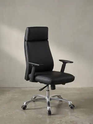 Frontalansicht des ergonomischen Bürostuhls aus schwarzem Echtleder mit breiter Kopfstütze und funktionalen Armlehnen._#sku_BARSPM1.800#