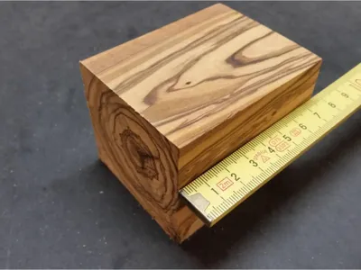 Produktbild von Kantholz 9x9x6 cm aus Olivenholz