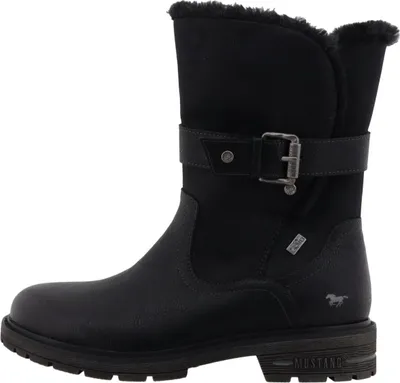 Auf dem Bild ist ein schwarzer Stiefel zu sehen der von der Seite betrachtet wird. Der Stiefel hat eine klare und elegante Form mit einer glatten Oberflächenstruktur.