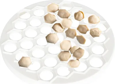Immagine prodotto di Uszka dalla forma perfetta: realizzane 37 in una volta con lo strumento pierogi