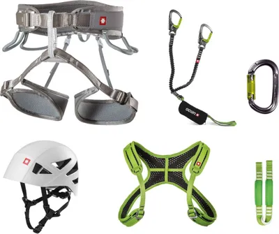 Klettersteigset 'Via Ferrata Twist+Chest Shard Set' von Ocun; bestehend aus einem Geschirr; Helm; Karabinern und Verbindungselementen.