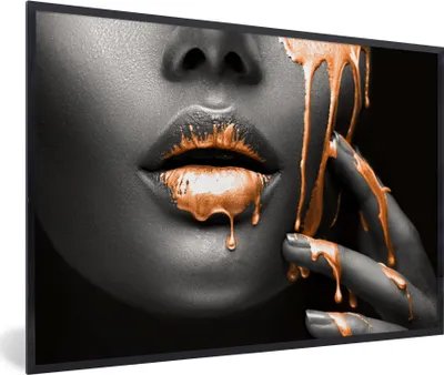 Produktbild von MuchoWow® MuchoWow® Gerahmtes Poster Lippen - Orange - Schwarz 90x60 cm - Poster mit zchwarzem Bilderrahmen - Fotorahmen - Foto-Plakat