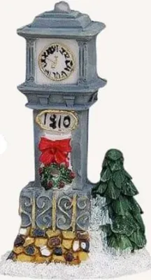 Eine Standuhr, die mit weihnachtlichen Motiven verziert ist. Die Uhr ist grau trägt Jahreszahl 1910.