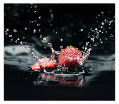 Produktbild von Spritzschutz Herdabdeckplatte Schneidebrett aus Glas Erdbeeren reif im Wasser 1-Teilig (60x52cm)