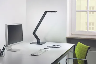 Produktbild von LUCTRA TABLE LINEAR/BASE LED Tischleuchte 680 lm Schwarz