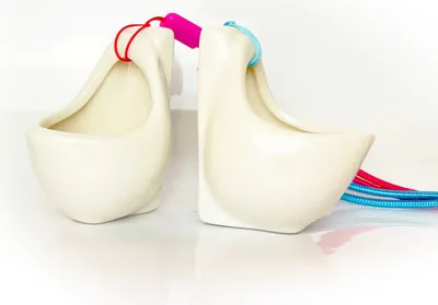 Produktbild von 12x Schnapglas Pissoir / Klo zum Umhängen, am Band für Karneval JGA Shotglas