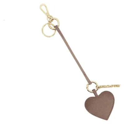 Obrázok produktu pre "Kľúčenka Marly Heart Charm, farba mocha."