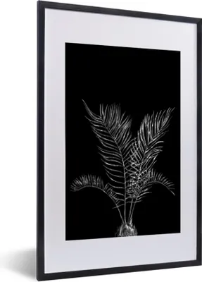 Produktbild von MuchoWow® Gerahmtes Poster Blätter einer Palme auf schwarzem Hintergrund - schwarz und weiß 40x60 cm - Poster mit Schwarzem Bilderrahmen Wandposter Rahmen Foto Bilder - Poster in Rahmen