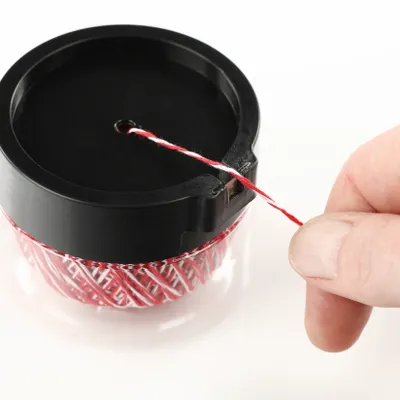 Produktbild von Olsen Store GmbH Küchengarn Rot/Weiß, Baumwolle, 2 Rollen à 100m, Hitzebeständig, in Spenderbox (7x5x5 cm) mit Schneidekante, für Grillen, Braten & Basteln