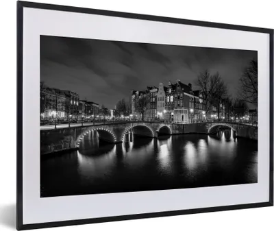 Produktbild von MuchoWow® MuchoWow® Gerahmtes Poster Keizersgracht Amsterdam bei Nacht - schwarz und weiß 60x40 cm - Poster mit zchwarzem Bilderrahmen - Schlafzimmer - Plakat in Rahmen - Drucken