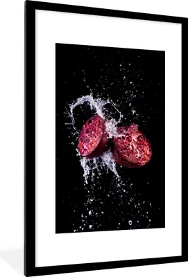 Produktbild von MuchoWow® Gerahmtes Poster Granatapfel - Frucht - Wasser - Schwarz - Violett 60x90 cm - Poster mit Schwarzem Bilderrahmen Wandposter Rahmen Foto Bilder - Dekoration - Wandposter Wohnzimmer - Hochwertig