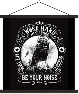 Produktbild von MuchoWow® Textilposter Löwe - Vintage - Zitat 120x120 cm mit schwarzem Rahmen - Aufhängungsset