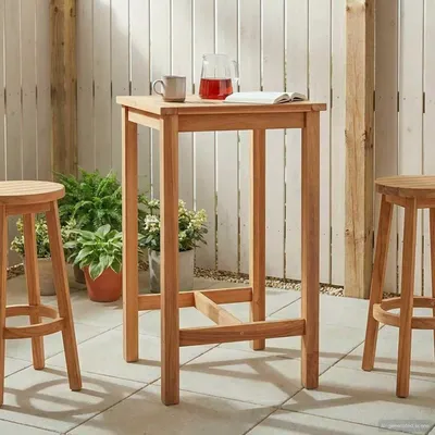 Produktbild von Bartisch aus massivem Teakholz in Natur, 60 x 60 x 105 cm, mit laminiertem Design und integriertem Fußrest für Terrasse, Garten und Balkon, wetterfest und langlebig für den Außenbereich