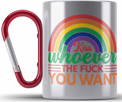 Produktbild von Trendation - LGBT Edelstahl Tasse Karabiner Geschenk für Schwule Lesben Transgender Sounds Gay Im In Regenbogen Lustige Grafik Regenbogen Kiss Whoever You Want (Rot)
