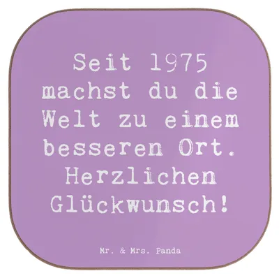 Produktbild von Mr. & Mrs. Panda Flaschenuntersetzer Spruch 1975 Geburtstag - Lavendeltraum - Geschenk, Herzlichen Glückwunsch, Geburtstagsgeschenk, Erinnerungen, Untersetzer Glas, Jahr