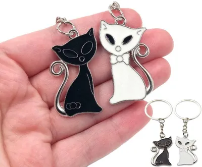 Immagine prodotto di Portachiavi a forma di gatto | Portachiavi | Portachiavi con cucciolo di gatto | Set da 2 pezzi | 1 bianco e 1 nero