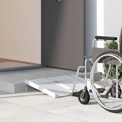 Produktbild von Rollstuhlrampe klappbar aus Aluminium, 270 kg Traglast, 62 x 73 cm, Mobile Auffahrrampe für Rollstuhl und Mobilitätshilfe, Silber