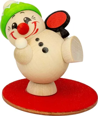 Ein fröhlicher Schneemann mit grünem Hut und roter Nase hält einen Tischtennisschläger in der Hand und steht auf einer roten Basis