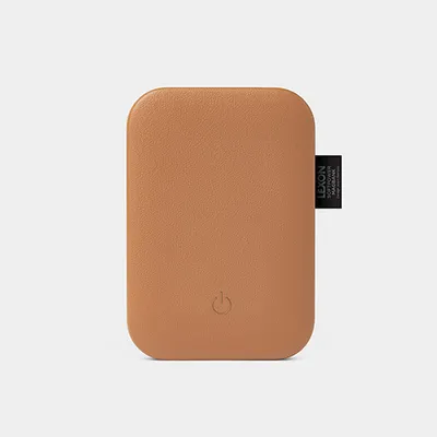 Zdjęcie produktu dla Magnetyczny Powerbank Softpower od Lexon Design - Szereg kolorów do wyboru: Camel, Czarny, Niebieski, Czerwony.