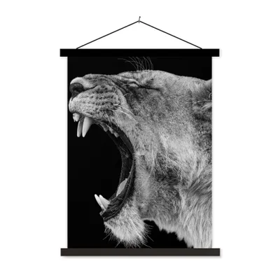 Produktbild von MuchoWow® Textilposter Tiere - Löwe - Schwarz - Weiß - Porträt 90x120 cm mit schwarzem Rahmen - Dekoration