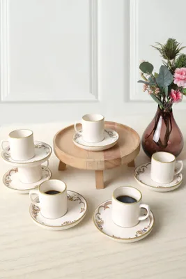 Produktbild von Hermia Concept, Hochwertiges Kaffeetassen-Set (12 Teile), 100% Steinzeug, Tasse: 6 cm / 110 ml (6 Stück), Untertasse: 12 cm (6 Stück) | Spülmaschinen- und mikrowellenfest | Creme und Braun.