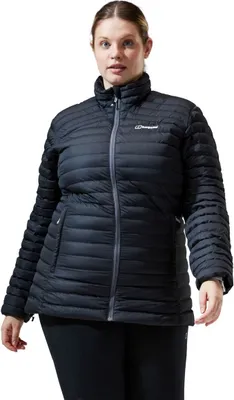 Dame trägt die schwarze; synthetisch isolierte Nula Jacket von Berghaus; die für Damenbekleidung konzipiert ist.