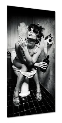 Produktbild von Wallario selbstklebende Duschrückwand 90 x 190 cm mit Motiv Kloparty - Sexy Frau auf Toilette mit Zigarette und Schnaps - Wandverkleidung mit Hochglanzlaminat in Glasoptik