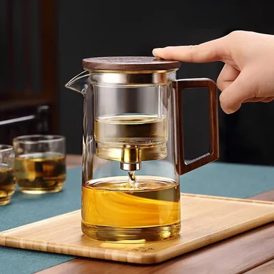 Produktbild von Teesieb mit Holzgriff – spülmaschinenfestes Design für lose Teeblätter, kompakt und praktisch für Zuhause und Büro
