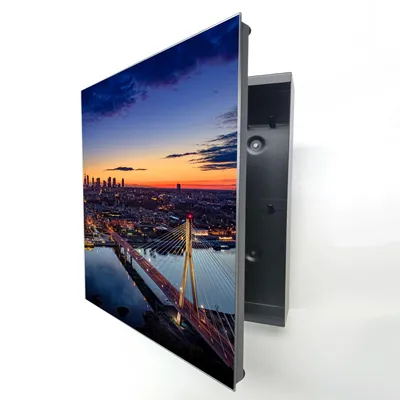 Produktbild von Schlüsselkasten Schwarz Metall, Stadt Skyline bei Nacht Motiv hinter Glas, Moderne Schlüsselbox linksöffnend, 32x28x6,5 cm, 20 Haken für den Flur.