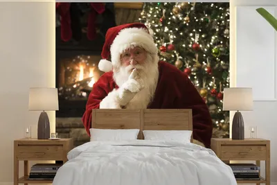 Produktbild von MuchoWow® Fototapete für Wohnzimmer oder Schlafzimmer Wandtapete Vinyl Motivtapete Der Weihnachtsmann mit einem bunten Weihnachtsbaum im Hintergrund - 350x350 cm - Schlafzimmertapete