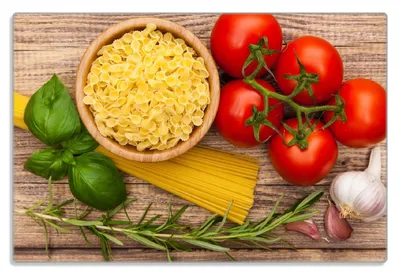 Produktbild von Wallario Frühstücksbrettchen aus Glas 20 x 30 cm mit rutschfesten Füßen, Motiv Spaghetti mit Tomaten, Knoblauch und Basilikum