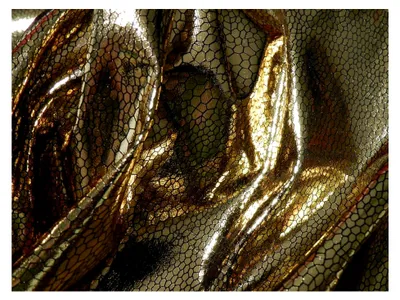 Produktbild von Lackstoff in Gold mit Schlangenmuster Meterware