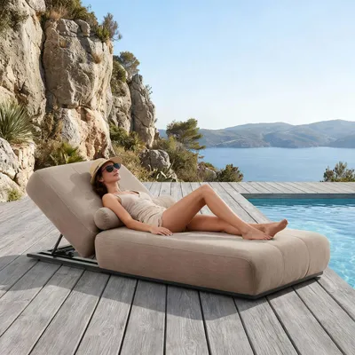Produktbild von Sonnenliege TROPEA, gepolstert mit verstellbarem Kopfteil, Beige - Outdoor Liege für Terrasse und Pool, wetterfeste Relaxliege aus robustem Aluminium inklusive Abdeckhaube [max. Belastbarkeit 200 kg]