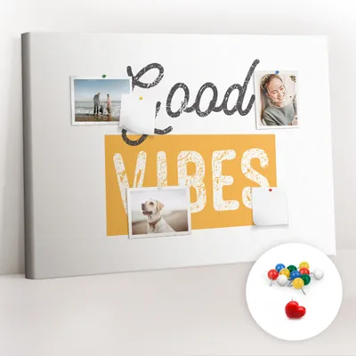 Produktbild von Korkwand mit Stecknadeln – Schwarzes Brett mit Stecknadeln für Fotos und Notizen – 100x70 cm – 100 bunte Stecknadeln – Inspirierender Spruch